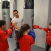 Brahim Asloum distille ses conseils aux enfants à l'occasion de la journée Sporteens Sunday dans la salle Sweat Boxing du champion, le 14 avril 2013