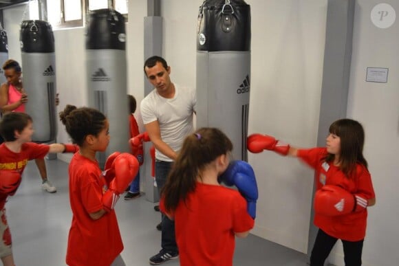 Brahim Asloum distille ses conseils aux enfants à l'occasion de la journée Sporteens Sunday dans la salle Sweat Boxing du champion, le 14 avril 2013