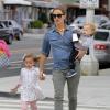 Jennifer Garner et les trois enfants Violet, Seraphina et Samuel en plein après-midi shopping à Brentwood, le 14 avril 2013