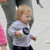 Jennifer Garner et les trois enfants Violet, Seraphina et Samuel en plein après-midi shopping à Brentwood, le 14 avril 2013 - Samuel essaye de rattraper un chien