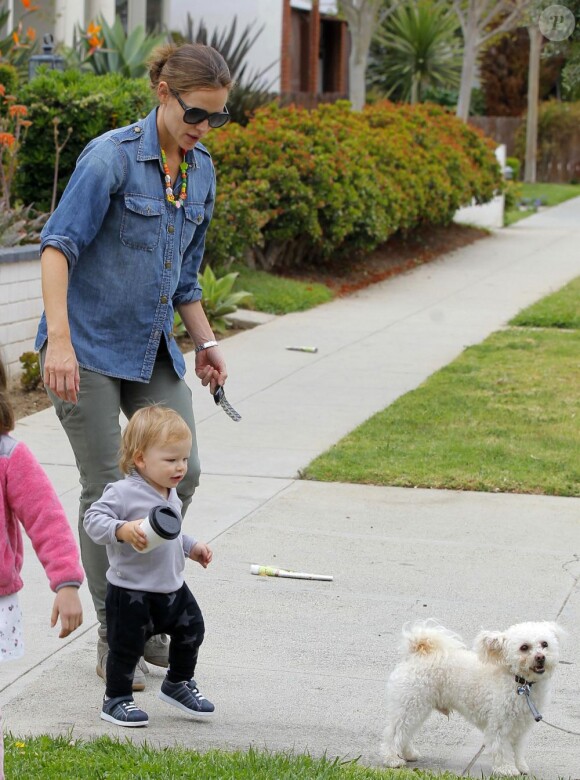 Jennifer Garner et les trois enfants Violet, Seraphina et Samuel en plein après-midi shopping à Brentwood, le 14 avril 2013 - Samuel essaye de rattraper un chien