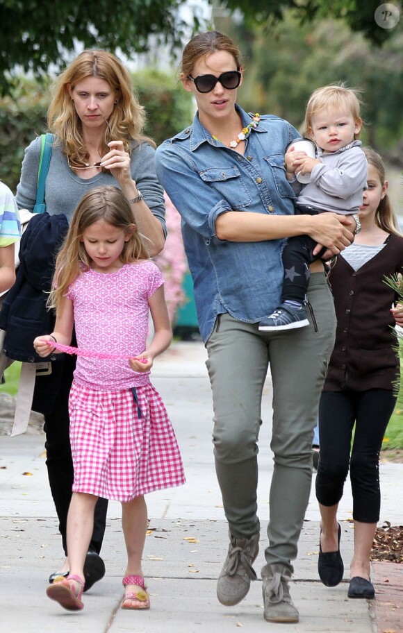 Samuel Affleck entouré de filles : Jennifer Garner, Violet et Seraphina, le 14 avril 2013 à Santa Monica - Quelle chance !