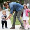 Samuel Affleck entouré des filles de sa famille : Jennifer Garner, Violet et Seraphina, le 14 avril 2013 à Santa Monica
