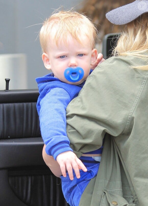 L'actrice Hilary Duff va faire du shopping avec son fils Luca à West Hollywood, le 15 avril 2013.