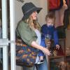 Hilary Duff va faire du shopping avec son fils Luca à West Hollywood, le 15 avril 2013.