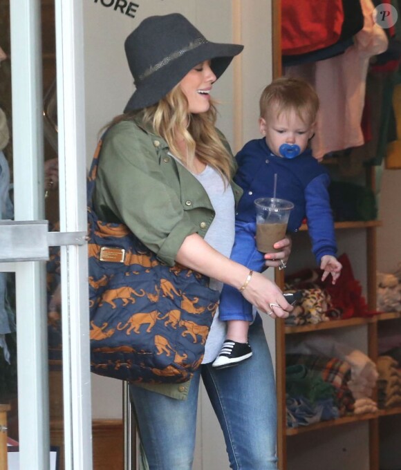 Hilary Duff va faire du shopping avec son fils Luca à West Hollywood, le 15 avril 2013.