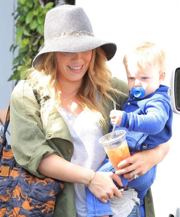 Hilary Duff avec son fils Luca à West Hollywood, le 15 avril 2013.