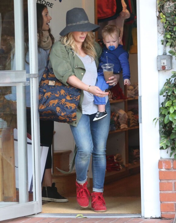 Hilary Duff va faire du shopping avec son fils Luca à West Hollywood, le 15 avril 2013.