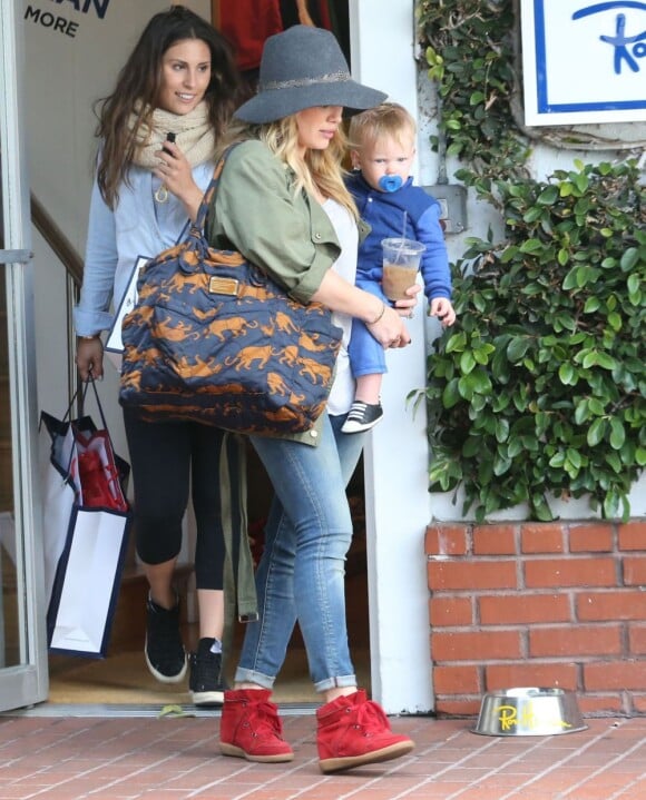 La belle actrice Hilary Duff va faire du shopping avec son fils Luca à West Hollywood, le 15 avril 2013.