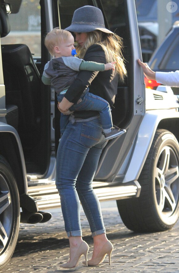 Hilary Duff se rend au restaurant avec son fils Luca, le 15 avril 2013 à Los Angeles.