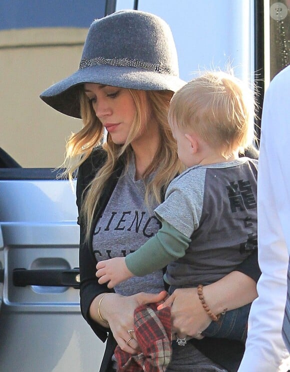 Hilary Duff se rend au restaurant avec son fils Luca, le 15 avril 2013 à Los Angeles.