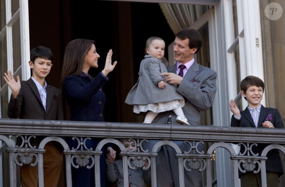 Le prince Joachim de Danemark avec la princesse Athena, 15 mois, dans les bras, et entourée de son épouse la princesse Marie et de ses fils Nikolai, Felix et Henrik. La reine Margrethe II de Danemark célébrait le 16 avril 2013 son 73e anniversaire au balcon du palais Christian IX à Amalienborg, Copenhague, entourée de sa famille.