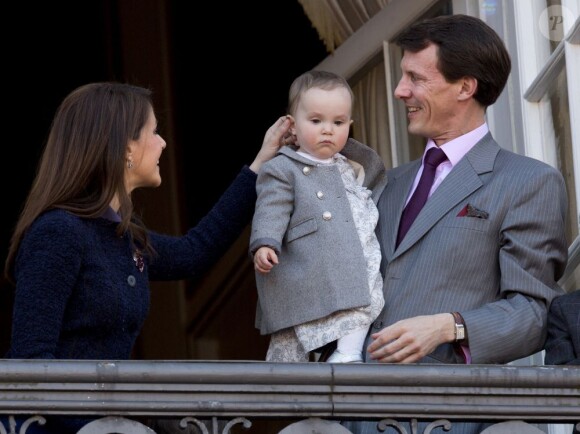 Le prince Joachim de Danemark avec la princesse Athena, 15 mois, dans les bras, et son épouse la princesse Marie. La reine Margrethe II de Danemark célébrait le 16 avril 2013 son 73e anniversaire au balcon du palais Christian IX à Amalienborg, Copenhague, entourée de sa famille.