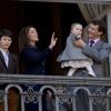 Le prince Joachim de Danemark avec la princesse Athena, 15 mois, dans les bras, et entourée de son épouse la princesse Marie et de ses enfants Nikolai, Felix et Henrik. La reine Margrethe II de Danemark célébrait le 16 avril 2013 son 73e anniversaire au balcon du palais Christian IX à Amalienborg, Copenhague, entourée de sa famille.