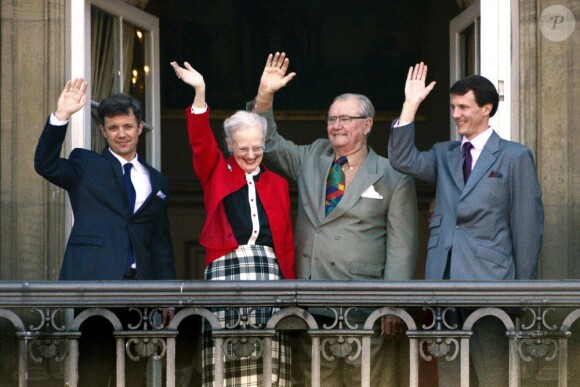 La reine et le prince consort Henrik entouré de leurs fils Frederik et Joachim. La reine Margrethe II de Danemark célébrait le 16 avril 2013 son 73e anniversaire au balcon du palais Christian IX à Amalienborg, Copenhague, entourée de sa famille.