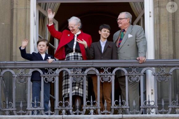 La reine et le prince consort Henrik avec leurs petits-fils Christian et Nikolai. La reine Margrethe II de Danemark célébrait le 16 avril 2013 son 73e anniversaire au balcon du palais Christian IX à Amalienborg, Copenhague, entourée de sa famille.