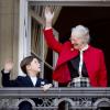 La souveraine salue, avec son petit-fils le prince Christian. La reine Margrethe II de Danemark célébrait le 16 avril 2013 son 73e anniversaire au balcon du palais Christian IX à Amalienborg, Copenhague, entourée de sa famille.
