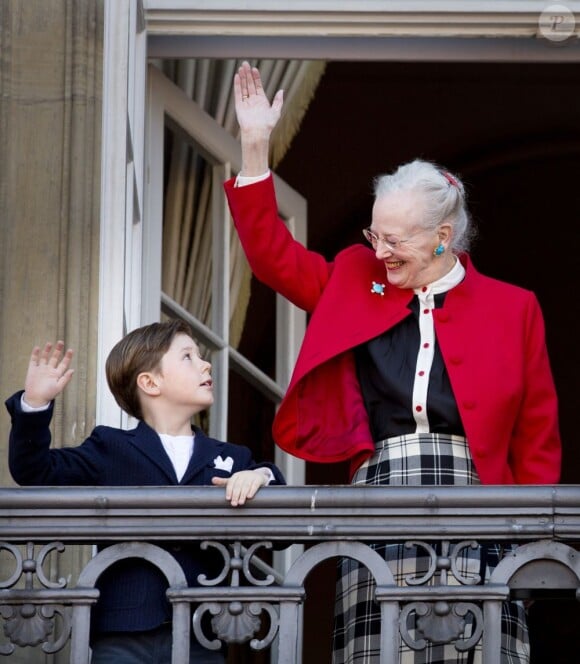 La souveraine salue, avec son petit-fils le prince Christian. La reine Margrethe II de Danemark célébrait le 16 avril 2013 son 73e anniversaire au balcon du palais Christian IX à Amalienborg, Copenhague, entourée de sa famille.