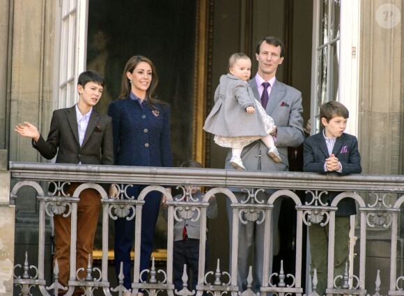 Le prince Joachim de Danemark avec la princesse Athena, 15 mois, dans les bras, et entourée de son épouse la princesse Marie et de ses garçons Nikolai, Felix et Henrik. La reine Margrethe II de Danemark célébrait le 16 avril 2013 son 73e anniversaire au balcon du palais Christian IX à Amalienborg, Copenhague, entourée de sa famille.