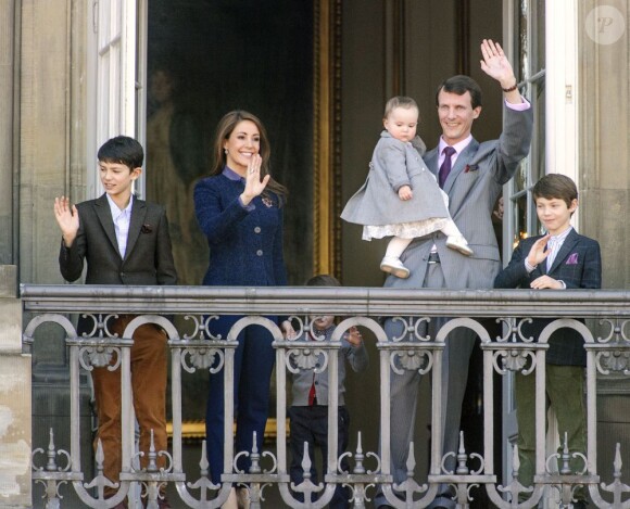 Le prince Joachim de Danemark avec la princesse Athena, 15 mois, dans les bras, son épouse la princesse Marie et ses enfants Nikolai, Felix et Henrik. La reine Margrethe II de Danemark célébrait le 16 avril 2013 son 73e anniversaire au balcon du palais Christian IX à Amalienborg, Copenhague, entourée de sa famille.