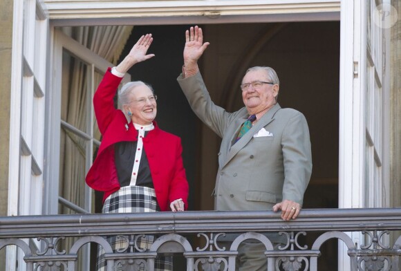 La reine et le prince consort Henrik. La reine Margrethe II de Danemark célébrait le 16 avril 2013 son 73e anniversaire au balcon du palais Christian IX à Amalienborg, Copenhague, entourée de sa famille.