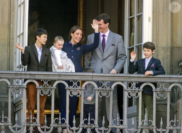 Joachim de Danemark avec la princesse Athena, 15 mois, dans les bras, et entourée de son épouse la princesse Marie et de ses enfants Nikolai, Felix et Henrik. La reine Margrethe II de Danemark célébrait le 16 avril 2013 son 73e anniversaire au balcon du palais Christian IX à Amalienborg, Copenhague, entourée de sa famille.