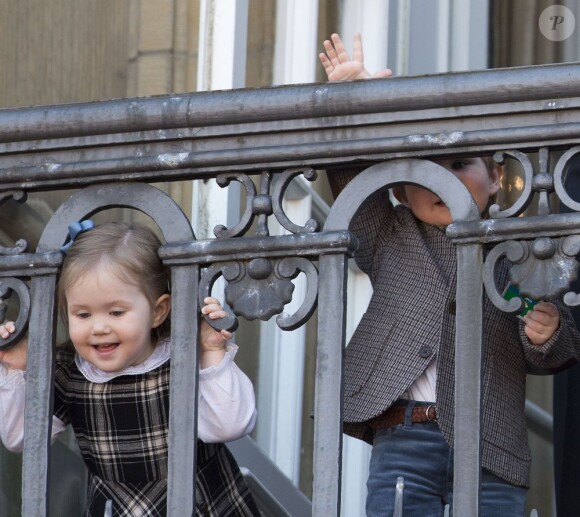 La princesse Isabella tente de s'évader ! Mary et Frederik de Danemark prenaient part aux célébrations avec leurs quatre enfants : le prince Christian, 7 ans, la princesse Isabella, 6 ans, et les jumeaux Vincent et Josephine, 2 ans. La reine Margrethe II de Danemark célébrait le 16 avril 2013 son 73e anniversaire au balcon du palais Christian IX à Amalienborg, Copenhague, entourée de sa famille.