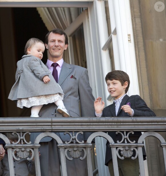 Le prince Joachim de Danemark avec la princesse Athena, 15 mois, dans les bras, et son fils Felix. La reine Margrethe II de Danemark célébrait le 16 avril 2013 son 73e anniversaire au balcon du palais Christian IX à Amalienborg, Copenhague, entourée de sa famille.