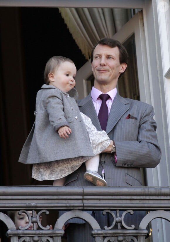 Le prince Joachim de Danemark avec la princesse Athena, 15 mois, dans les bras. La reine Margrethe II de Danemark célébrait le 16 avril 2013 son 73e anniversaire au balcon du palais Christian IX à Amalienborg, Copenhague, entourée de sa famille.