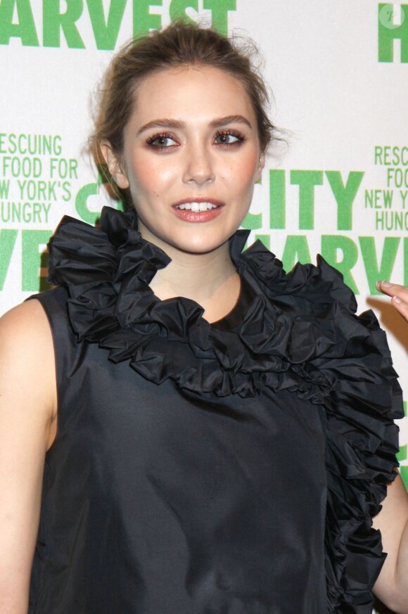 Elizabeth Olsen à la 19e soirée annuelle de charité City Harvest qui oeuvre afin d'offrir de la nourriture aux New-Yorkais dans le besoin. A New York, le 16 avril 2013.