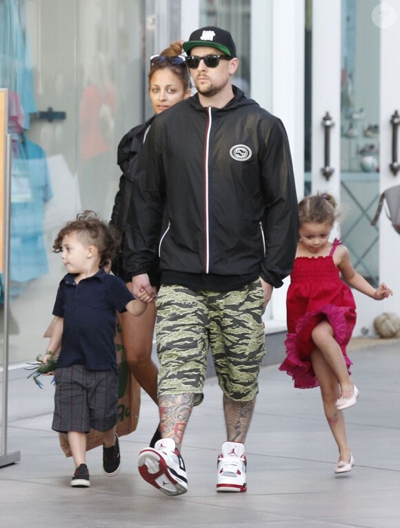 Nicole Richie, Joel Madden et leurs deux enfants Harlow et Sparrow profitent d'un après-midi en famille à Los Angeles, le 16 avril 2013.