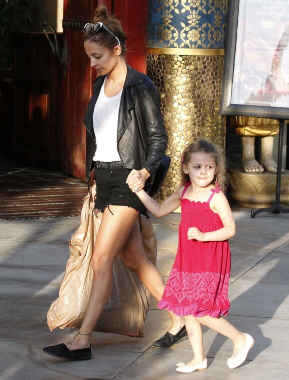 Nicole Richie et sa fille Harlow, adorable duo à la sortie d'un magasin Toys"R"Us. Los Angeles, le 16 avril 2013.
