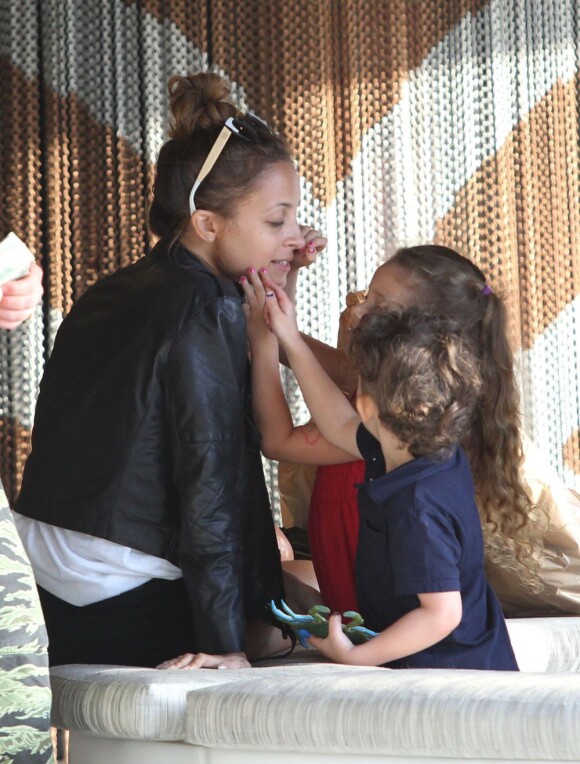 Nicole Richie et ses deux enfants Harlow et Sparrow profitent d'un après-midi en famille dans le quartier de Century City. Los Angeles, le 16 avril 2013.
