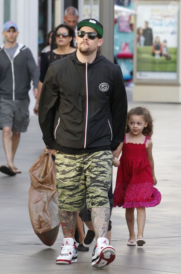 Joel Madden mène la joyeuse bande formée par sa femme Nicole Richie et leurs deux enfants Harlow et Sparrow à Los Angeles. Le 16 avril 2013.