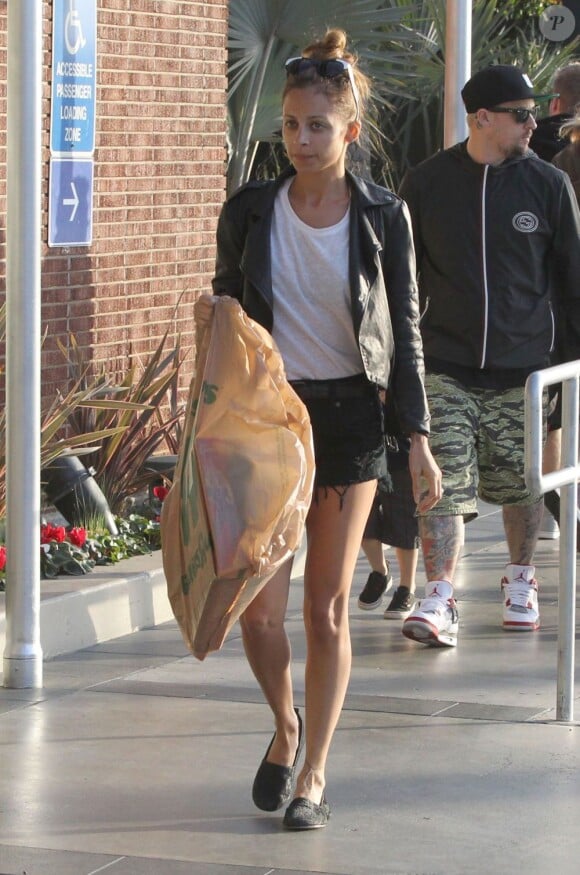 Nicole Richie, suivie par son époux Joel Madden et leurs deux enfants Harlow et Sparrow à Los Angeles. Le 16 avril 2013.