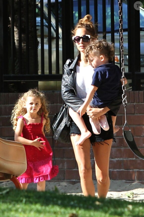 Nicole Richie et ses deux enfants Harlow et Sparrow à Beverly Hills, le 12 avril 2013.