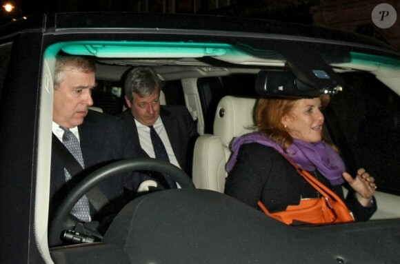 Le prince Andrew et Sarah Ferguson, duc et duchesse d'York divorcés depuis 1996, après avoir dîné au restaurant Scotts, à Londres le 17 avril 2013, quelques heures après les obsèques de Margaret Thatcher auxquelles Fergie a assisté.