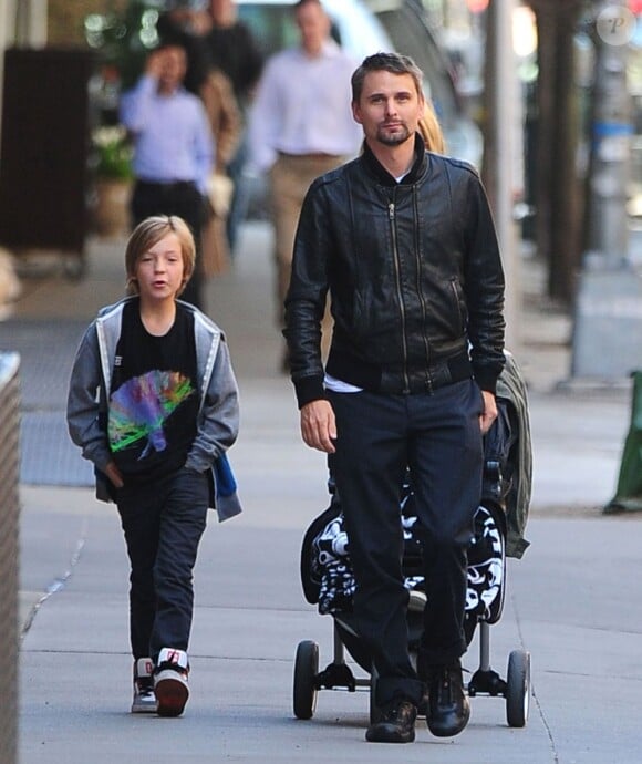 Kate Hudson, son fils Ryder, son fiancé Matthew Bellamy (du groupe Muse) et leur fils Bingham se promènent à New York, le 17 avril 2013.
