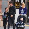 Kate Hudson, son fils Ryder, le chanteur Matthew Bellamy et leur fils Bingham se promènent à New York, le 17 avril 2013.