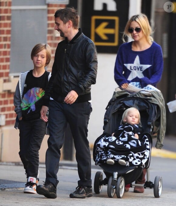 Kate Hudson, son fils Ryder, le chanteur Matthew Bellamy et leur fils Bingham se promènent à New York, le 17 avril 2013.