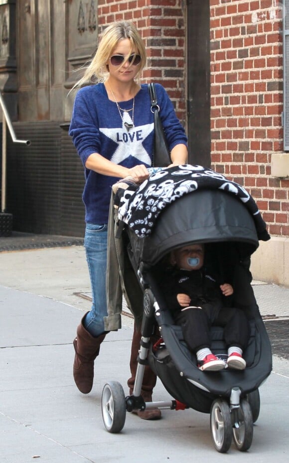 Kate Hudson, son fils Ryder, son fiancé Matthew Bellamy et leur jeune fils Bingham se promènent à New York, le 17 avril 2013.