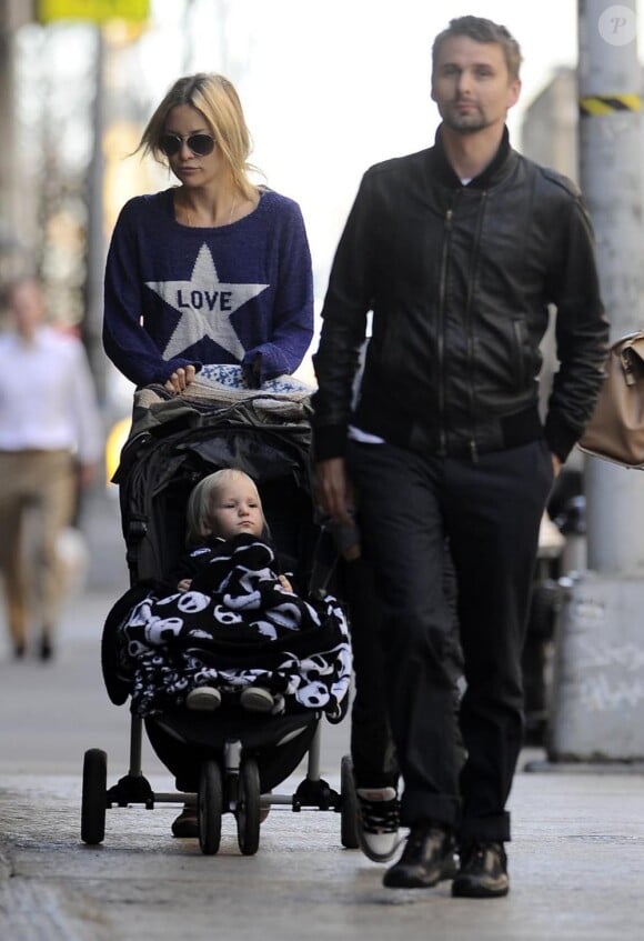 L'actrice Kate Hudson, son fils Ryder, son fiancé le leader du groupe Muse, Matthew Bellamy, et leur fils Bingham se promènent à New York, le 17 avril 2013.