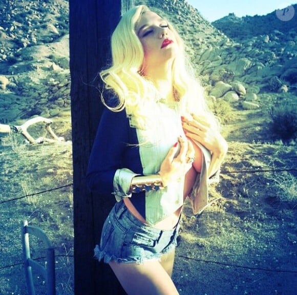 Kesha, très sexy, pose sur Instagram, avril 2013.