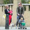 Billie Piper et Laurence Fox avec leurs enfants dans les rues de Londres, le 17 avril 2013.