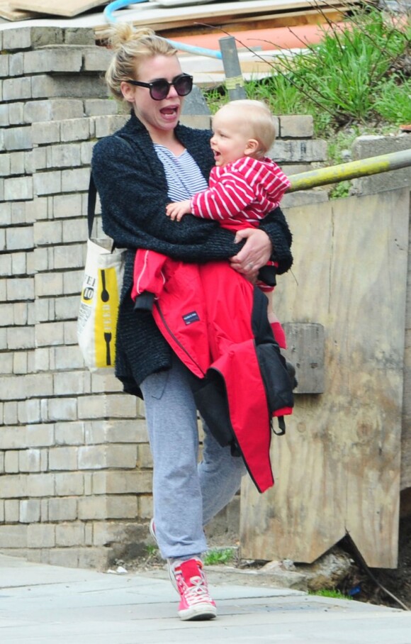 Billie Piper se promène avec ses enfants dans les rues de Londres, le 17 avril 2013.