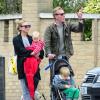 Billie Piper et Laurence Fox avec leurs enfants dans les rues de Londres, le 17 avril 2013.