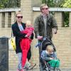Billie Piper et Laurence Fox avec leurs enfants dans les rues de Londres, le 17 avril 2013.