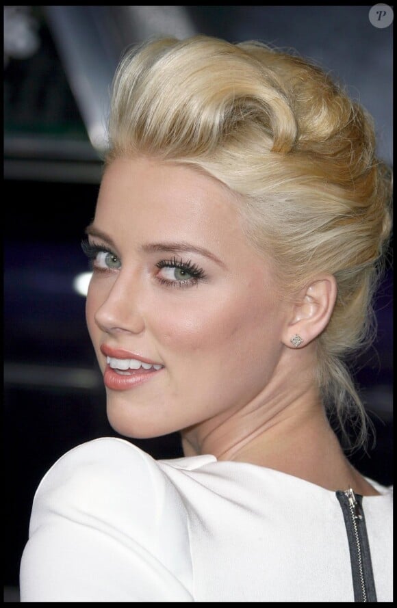 Amber Heard et ses yeux bleus sont devenus aussi célèbres que le décolleté de Scarlett Johansson