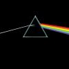 Pochette de l'album de Pink Floyd The Dark Side of the Moon (1973), oeuvre du studio Hipgnosis (et George Hardie) de Storm Thorgerson, proche ami de David Gilmour. Thorgerson est mort le 18 avril 2013 à 69 ans.