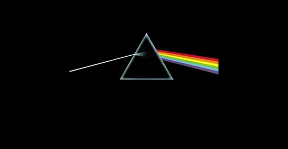 Pochette de l'album de Pink Floyd The Dark Side of the Moon (1973), oeuvre du studio Hipgnosis (et George Hardie) de Storm Thorgerson, proche ami de David Gilmour. Thorgerson est mort le 18 avril 2013 à 69 ans.